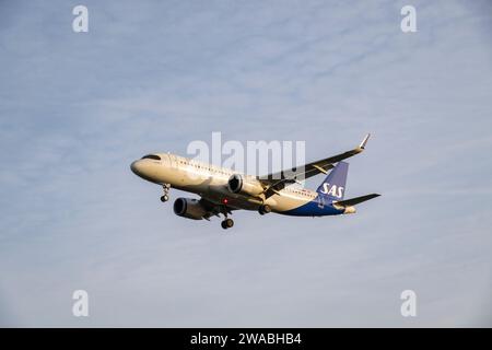 Scandinavian SAS Airline Airbus A320 Passenger Jet  Registration EI-SIK on short finals for a landing on runway 27L at London Heathrow Airport Stock Photo