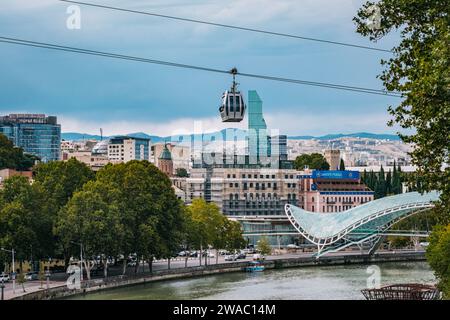 View on the Biltmore hotel skyscraper, the Tbilisi ropeway, the bridge of peace and the Mtkvari river in Tbilisi old town, Georgia Stock Photo