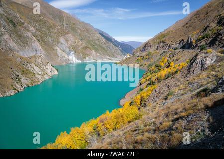 A stunning and picturesque mountainous setting featuring a crystal-clear blue reservoir nestled among verdant, lush vegetation, creating an awe-inspir Stock Photo