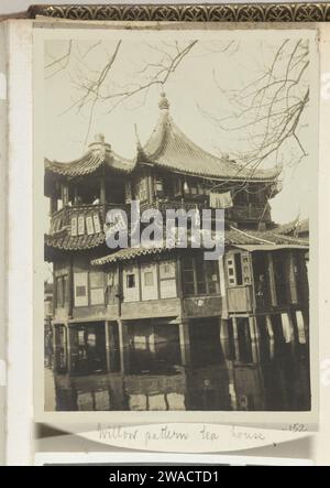 Willow pattern tea house, after 1908 photograph The Willow Pattern Teahouse in Shanghai. Part of the photo album of Dolph Kessler with recordings he made during his stay in England and on a world trip he undertook as secretary of Henri Detding (director of Royal Oil) to the Dutch East Indies, Japan, China and the United States, between 1906 and 1908. Shanghai cardboard. photographic support gelatin silver print Stock Photo