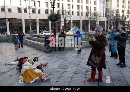 Kyiv, Ukraine. 31st Dec, 2023. People watch as street performers dressed in traditional folk costumes perform a show on Independence Square to celebrate the New Year. (Credit Image: © Oleksii Chumachenko/SOPA Images via ZUMA Press Wire) EDITORIAL USAGE ONLY! Not for Commercial USAGE! Stock Photo