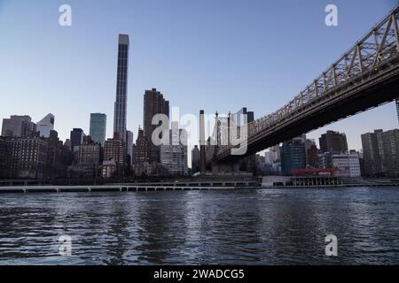 Manhattan, US, 02/01/2024, The general view of Manhattan from Roosevelt Island. Roosevelt Island, nestled in the East River between the boroughs of Manhattan and Queens in New York City, offers a unique blend of tranquility and urban living. Accessible by tram, subway, or bridge, this narrow island boasts a serene atmosphere distinct from the bustling city nearby. Home to a diverse community, it features a mix of residential complexes, parks, and historic landmarks like the renovated Blackwell House. Visitors and residents enjoy scenic waterfront views, tree-lined pathways perfect for strolls  Stock Photo