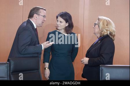 Federal Minister of Defence Boris Pistorius speaks with Federal Foreign Minister Annalena Baerbock and Svenja Schulze, right, Federal Minister for Stock Photo