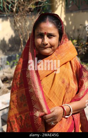 Portrait of a rural woman from a Bengali village in Kumrokhali, West Bengal, India Stock Photo