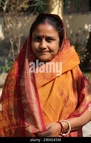 Portrait of a rural woman from a Bengali village in Kumrokhali, West Bengal, India Stock Photo