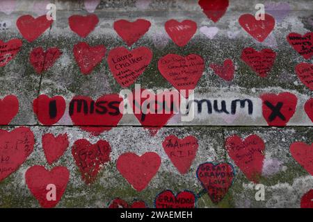 London, UK. 04th Jan, 2024. A sentence of 'I miss you mum' seen on the National COVID-19 memorial wall. Over 200,000 hearts have been painted to date on the wall outside St Thomas' Hospital opposite the Houses of Parliament to commemorate each life lost in the UK due to the COVID-19 pandemic since 2019. Credit: SOPA Images Limited/Alamy Live News Stock Photo