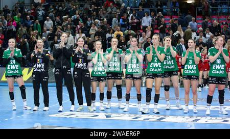 Oldenburg, Deutschland. 03rd Jan, 2024. v.li.: Spielerinnen vom VfL Oldenburg mit dem Dank an die Fans, Zuschauer für die Unterstützung, bedanken, Dank, 03.01.2024, Oldenburg (Deutschland), Handball, Bundesliga Frauen, VfL Oldenburg - SG BBM Bietigheim Credit: dpa/Alamy Live News Stock Photo