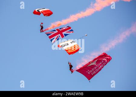 UK, England, Worcestershire, Malvern Wells, Royal 3 Counties Show, Red Devils parachute team flying union flag and Parachute regiment banner Stock Photo