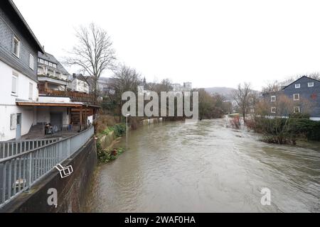 Tief Dietmar. Dauerregen im Siegerland, der Pegel der Sieg wie hier in Siegen-Niederschelden steigt. Steigende Pegel im Siegerland am 04.01.2024 in Siegen/Deutschland. *** Low pressure system Dietmar Continuous rain in Siegerland, the level of the Sieg rises as here in Siegen Niederschelden Rising water level in Siegerland on 04 01 2024 in Siegen Germany Stock Photo