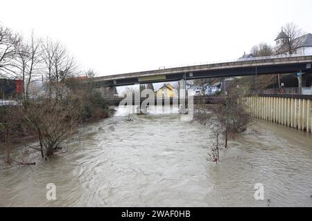 Tief Dietmar. Dauerregen im Siegerland, der Pegel der Sieg wie hier in Siegen-Niederschelden steigt. Steigende Pegel im Siegerland am 04.01.2024 in Siegen/Deutschland. *** Low pressure system Dietmar Continuous rain in Siegerland, the level of the Sieg rises as here in Siegen Niederschelden Rising water level in Siegerland on 04 01 2024 in Siegen Germany Stock Photo