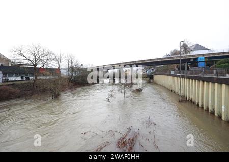 Tief Dietmar. Dauerregen im Siegerland, der Pegel der Sieg wie hier in Siegen-Niederschelden steigt. Steigende Pegel im Siegerland am 04.01.2024 in Siegen/Deutschland. *** Low pressure system Dietmar Continuous rain in Siegerland, the level of the Sieg rises as here in Siegen Niederschelden Rising water level in Siegerland on 04 01 2024 in Siegen Germany Stock Photo