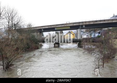 Tief Dietmar. Dauerregen im Siegerland, der Pegel der Sieg wie hier in Siegen-Niederschelden steigt. Steigende Pegel im Siegerland am 04.01.2024 in Siegen/Deutschland. *** Low pressure system Dietmar Continuous rain in Siegerland, the level of the Sieg rises as here in Siegen Niederschelden Rising water level in Siegerland on 04 01 2024 in Siegen Germany Stock Photo