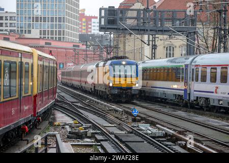 Eisenbahnverkehr - Berlin Alexanderplatz - Durchfahrt Des Intercity Zug ...