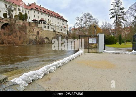 Cesky Krumlov, Czech Republic. 04th Jan, 2024. Water levels in the Vltava river in Cesky Krumlov downgraded to second flood alert in Cesky Krumlov, Czech Republic, January 4, 2024. Credit: Vaclav Pancer/CTK Photo/Alamy Live News Stock Photo