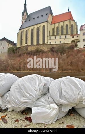 Cesky Krumlov, Czech Republic. 04th Jan, 2024. Water levels in the Vltava river in Cesky Krumlov downgraded to second flood alert in Cesky Krumlov, Czech Republic, January 4, 2024. Credit: Vaclav Pancer/CTK Photo/Alamy Live News Stock Photo