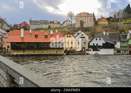 Cesky Krumlov, Czech Republic. 04th Jan, 2024. Water levels in the Vltava river in Cesky Krumlov downgraded to second flood alert in Cesky Krumlov, Czech Republic, January 4, 2024. Credit: Vaclav Pancer/CTK Photo/Alamy Live News Stock Photo