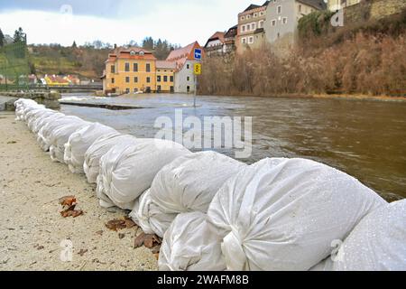 Cesky Krumlov, Czech Republic. 04th Jan, 2024. Water levels in the Vltava river in Cesky Krumlov downgraded to second flood alert in Cesky Krumlov, Czech Republic, January 4, 2024. Credit: Vaclav Pancer/CTK Photo/Alamy Live News Stock Photo