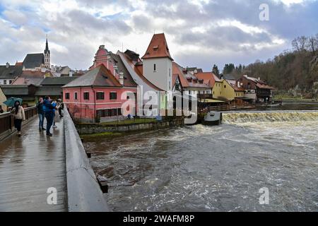 Cesky Krumlov, Czech Republic. 04th Jan, 2024. Water levels in the Vltava river in Cesky Krumlov downgraded to second flood alert in Cesky Krumlov, Czech Republic, January 4, 2024. Credit: Vaclav Pancer/CTK Photo/Alamy Live News Stock Photo