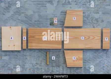 Futterhäuschen für Eichhörnchen selber bauen, Futterhaus, Futterkasten, Nuss-Station, Baureihe, Step, Steps, Bildreihe, Schrittfolge, selbst bauen, Ba Stock Photo