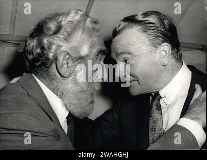 Sep. 09, 1958 - Stars of the Film ''Shake Hands with the Devil'' on Location in Dublin. The film ''Shake Hands with the Devil'' is to be shot entirely in Ireland, with locations in Dublin and in the Wicklow Mountains. It is a story charged with conflict and a background rarely used in films - the last days of the Irish ''troubles'' of 1921. James Cagney, Don Murray, Glynis Johns and Dana Wynter are starred in the film, which is directed by Michael Anderson. Photo Shows: James Cagney, who plays the part of Dr. Lenihan gets together with Noel Purcell, the famous Irish actor, who makes a short ap Stock Photo