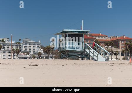 LOS ANGELES, CALIFORNIA, USA - AUGUST 6, 2021: Beachfront hotels and a lifeguard station at Santa Monica Beach Stock Photo