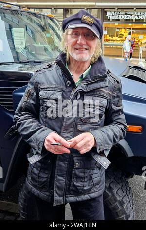 Comiczeichner Brsel Alias Rtger Feldmann Bei Der Ankunft Zu Einer