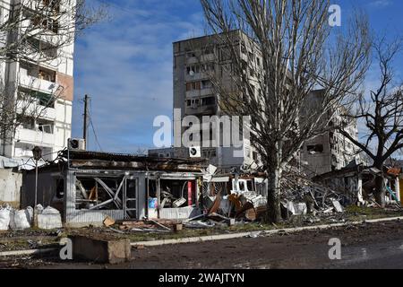 View of apartment buildings and shops that were damaged by Russian shelling in Orikhiv. Just a few kilometres from the southeastern front line, Orikhiv has become a ghost town almost two years after Russia launched a full-scale invasion of Ukraine. Houses have been destroyed, buildings reduced to rubble and shops are closed due to daily Russian bombardments and air strikes. Before the war, Orikhiv was home to over 14,000 people. Almost two years later, it has been largely reduced to rubble. (Photo by Andriy Andriyenko/SOPA Images/Sipa USA) Stock Photo