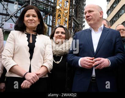 Berlin, Germany. 22nd Feb, 2023. Kai Wegner (r, CDU), top candidate and Berlin state chairman of his party, and Katharina Günther-Wünsch (l, CDU), stand together at the EUREF-Campus during the second round of exploratory talks on forming a government between the CDU and Bündnis 90/Die Grünen. During the exploratory talks, the parties want to find out whether there is a sufficient basis for starting coalition negotiations for a state government in Berlin. Credit: Bernd von Jutrczenka/dpa/Alamy Live News Stock Photo