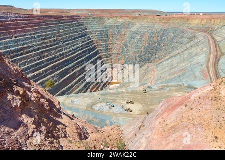 The deep open pit of the Gwalia Gold Mine in Gwalia, near Leonora, the world's deepest trucking mine in the Goldfields region of Western Australia. Stock Photo