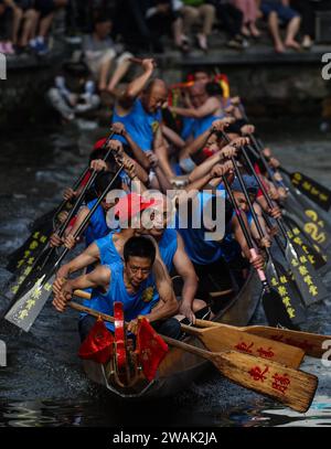 Beijing, China's Guangdong Province. 22nd June, 2023. Participants take part in a dragon boat race in Diejiao Township of Foshan, south China's Guangdong Province, June 22, 2023. Credit: Liu Dawei/Xinhua/Alamy Live News Stock Photo
