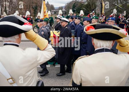 Offenburg, Germany. 05th Jan, 2024. After the funeral service for Wolfgang Schäuble (CDU), soldiers accompany the coffin on its way from the Evangelical City Church to the cemetery. Credit: Uwe Anspach/dpa/Alamy Live News Stock Photo