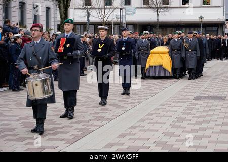 Offenburg, Germany. 05th Jan, 2024. After the funeral service for Wolfgang Schäuble (CDU), soldiers accompany the coffin on its way from the Evangelical City Church to the cemetery. Credit: Uwe Anspach/dpa/Alamy Live News Stock Photo
