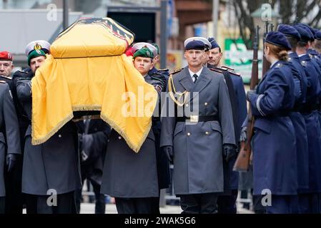 Offenburg, Germany. 05th Jan, 2024. Soldiers carry the coffin past an honorary formation of the Bundeswehr at the Evangelical City Church after the funeral service for Wolfgang Schäuble (CDU). Credit: Uwe Anspach/dpa/Alamy Live News Stock Photo