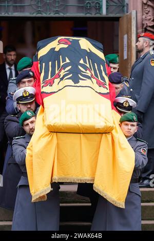 Offenburg, Germany. 05th Jan, 2024. Soldiers carry the coffin out of the church at the Evangelical City Church after the funeral service for Wolfgang Schäuble (CDU). Credit: Uwe Anspach/dpa/Alamy Live News Stock Photo