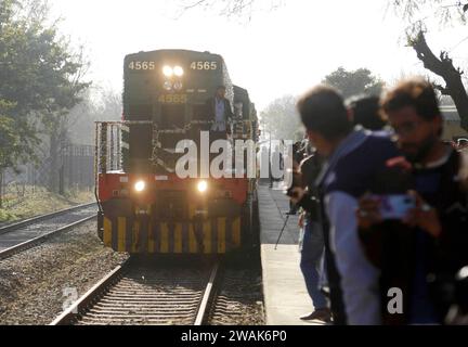 Beijing, Pakistan. 27th Jan, 2023. A train equipped with coaches imported from China arrives at a railway station in Islamabad, Pakistan, Jan. 27, 2023. Pakistan Railways announced on Jan. 27, 2023 that the China-imported coaches would run as Green Line Express train from the capital city of Islamabad to the country's southern port city of Karachi, passing through major cities across Punjab and Sindh provinces. Credit: Ahmad Kamal/Xinhua/Alamy Live News Stock Photo