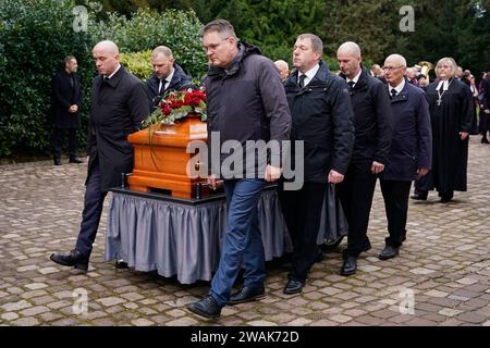 Offenburg, Germany. 05th Jan, 2024. Former bodyguards carry the coffin to the grave at the cemetery after the funeral service for Wolfgang Schäuble (CDU). Credit: Uwe Anspach/dpa/Alamy Live News Stock Photo