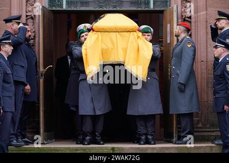 Offenburg, Germany. 05th Jan, 2024. Soldiers carry the coffin out of the church at the Evangelical City Church after the funeral service for Wolfgang Schäuble (CDU). Credit: Uwe Anspach/dpa/Alamy Live News Stock Photo