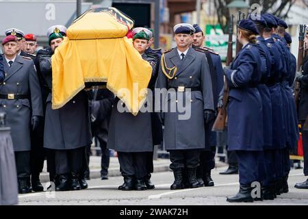 Offenburg, Germany. 05th Jan, 2024. Soldiers carry the coffin past an honorary formation of the Bundeswehr at the Evangelical City Church after the funeral service for Wolfgang Schäuble (CDU). Credit: Uwe Anspach/dpa/Alamy Live News Stock Photo