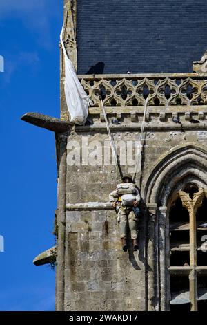 France, Manche, Sainte Mère-Eglise, mannequin of paratrooper John Steele hanging from the church tower Stock Photo