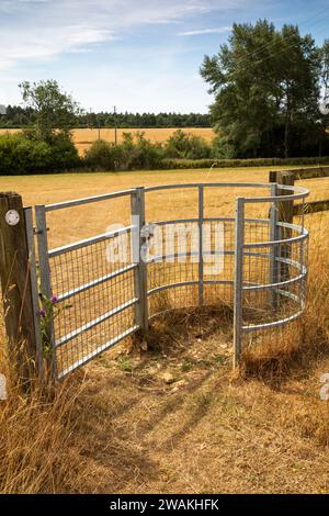 UK, England, Oxfordshire, Cottisford, field boundary stile on footpath to Hethe Stock Photo