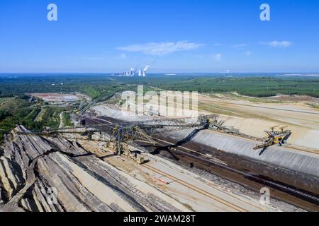Brown coal being extracted by huge bucket-wheel excavator (BWE) at the Nochten opencast pit, lignite mine near Weisswasser, Saxony, Eastern Germany Stock Photo