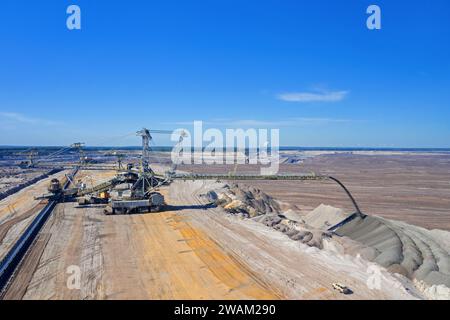 Brown coal being extracted by huge bucket-wheel excavator (BWE) at the Nochten opencast pit, lignite mine near Weisswasser, Saxony, Eastern Germany Stock Photo