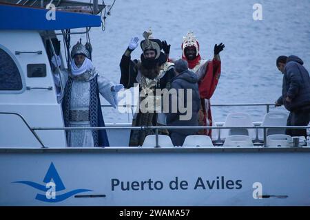 Aviles, Spain, January 05th, 2024: The Three Wise Men, Melchor (L), Gaspar (2L) and Baltasar (R) greet the children waiting for them during the Parade of HM The Three Wise Men in Aviles, on January 05, 2024 2024, in Avilés, Spain. Credit: Alberto Brevers / Alamy Live News. Stock Photo