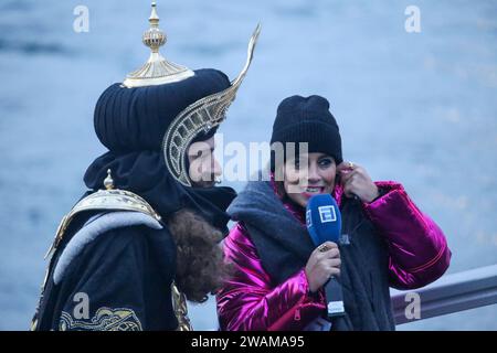 Aviles, Spain, January 05th, 2024: King Gaspar (L) is interviewed by a journalist (R) during the Parade of HM Los Reyes Magos de Aviles, on January 05, 2024, in Aviles, Spain. Credit: Alberto Brevers / Alamy Live News.  Stock Photo
