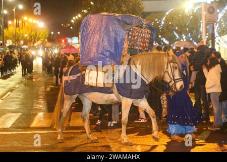 Aviles, Spain, January 05th, 2024: A horse carrying the gifts of the children of Aviles during the Parade of HM Los Reyes Magos de Aviles, on January 05, 2024, in Aviles, Spain. Credit: Alberto Brevers / Alamy Live News. Stock Photo