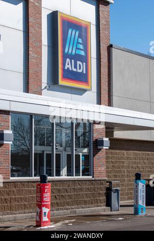 Forest Lake, Minnesota. Aldi store front with no. 1 lower price sign. Aldi is the common company brand name of two German multinational family-owned d Stock Photo