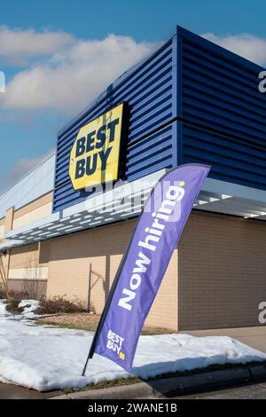 Maplewood, Minnesota. Best Buy with a now hiring sign. Best Buy Co. Inc. is an American multinational consumer electronics retailer Stock Photo
