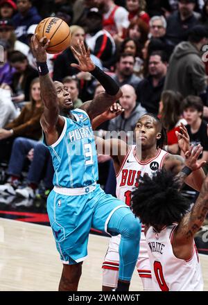 Chicago, USA. 5th Jan, 2024. Charlotte Hornets guard Terry Rozier (L) drives to the basket during the NBA regular season game between Chicago Bulls and Charlotte Hornets in Chicago, the United States, Jan. 5, 2024. Credit: Joel Lerner/Xinhua/Alamy Live News Stock Photo