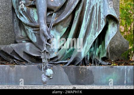 Detail of a Tomb with kneeling bronze statue of a woman Stock Photo