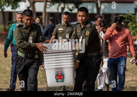 Dhaka, Bangladesh. 06th Jan, 2024. Security officers seen carrying ballot boxes for distribution ahead of the 2024 Bangladeshi general election. Bangladesh's main opposition party Bangladesh Nationalist Party (BNP) has boycotted the election and asked for a free and fair election. And more than 25 thousand of its supporters have been arrested. Credit: SOPA Images Limited/Alamy Live News Stock Photo